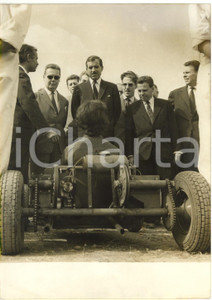 1960 PARIS Pelouse de Reuilly FÊTE DES JEUNES - Maurice HERZOG osserva GO-KART