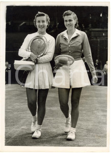 1953 WIMBLEDON TENNIS - Maureen CONNOLLY and Shirley FRY before the semi-final
