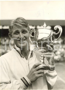 1956 LONDON WIMBLEDON Tennis - Winner Lew HOAD holding the cup *Photo 15x20 cm