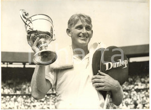 1957 LONDON WIMBLEDON Tennis - Winner Lew HOAD holding the trophy *Photo 20x15