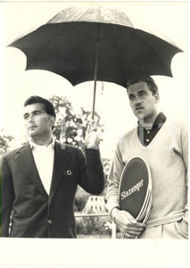 1956 BOLOGNA Coppa Davis - Giuseppe MERLO regge l'ombrello a Kurt NIELSEN *Foto