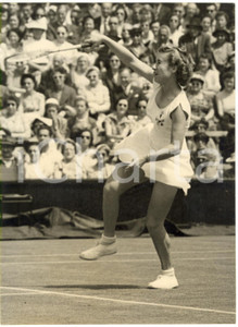 1953 LONDON WIMBLEDON Centre Court - Maureen CONNOLLY wins against Dora KILIAN