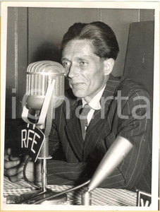 1953 REGENSBURG (GERMANY) - Czech refugee Waclaw OHLIK during a press conference
