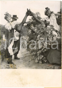 1953 PARIS MONTMARTRE - Danseuses de FRENCH CANCAN participent aux vendanges