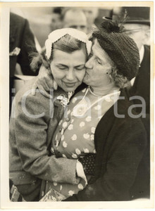 1953 LONDON Northolt Airport - Russian refugee Clara HALL arrives in England