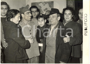 1954 MADDALONI (CE) - Reduce Pasquale DI NUZZO abbraccia la famiglia *Foto 18x13