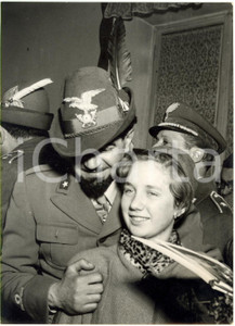 1954 UDINE Tenente medico Enrico REGINATO reduce dall'URSS abbraccia la sorella