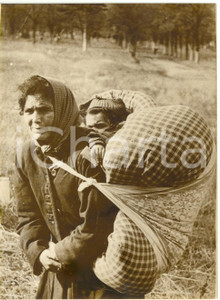 1956 RIVOLUZIONE UNGHERESE - Profuga con il suo bambino alla frontiera austriaca