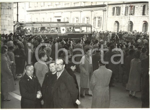 1956 ROMA Rivoluzione ungherese - Folla attende l'arrivo dei profughi *Foto