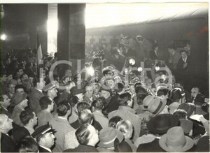 1956 ROMA Rivoluzione ungherese - Folla accoglie profughi al loro arrivo *Foto