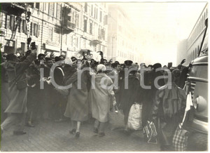 1956 ROMA Rivoluzione ungherese - Profughi accolti dalla folla *Foto 18x13 cm