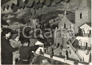 1954 VINCENNES (FR) - Enfants observent la plus grande crèche du monde *Photo