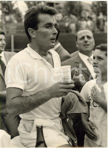 1957 MILANO Coppa Davis TENNIS - Giuseppe MERLO beve COCA COLA dopo una partita