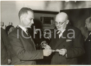 Fotografia d epoca originale 1953 PARIS Grand prix Vérité  Georges DUHAMEL remet le prix Ã  Ã‰tienne CATTIN 1