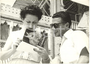 1954 VENEZIA - Flora VOLPINI firma un copia del suo romanzo "I castigati" *Foto
