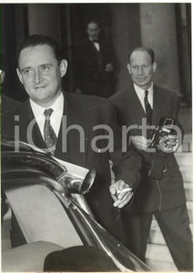 1957 PARIS Président du Conseil Maurice BOURGÈS-MAUNOURY à la sortie de l'Elysée