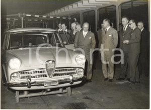 1957 MILANO PORTELLO Alfa Romeo - Ministro Giorgio BO osserva ALFA ROMEO 2000