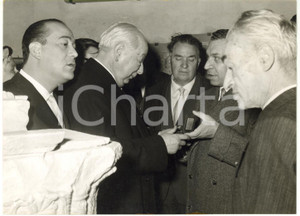 1957 CATANIA Presidente DDR Theodor HEUSS riceve dono durante visita alla città
