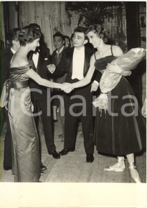 1955 ca MONTE CARLO Grand Théâtre - Françoise SAGAN félicite Toni LANDER *Photo