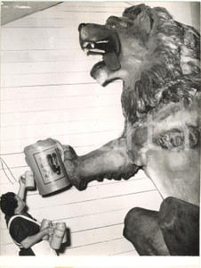 1953 MUNCHEN (Germany) LOWENBRAU - Huge lion welcome guests with a mug of beer
