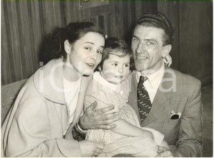 1956 LONDON Airport - Czech asylum seeker Vojtech VOGEL with his family *Photo