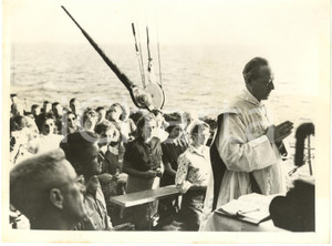 1956 ALESSANDRIA D'EGITTO - Rifugiati celebrano messa a bordo di USS CHILTON 