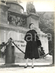 1955 GENOVA Piazza Acquaverde - Alicia MARKOVA davanti al Monumento a Colombo