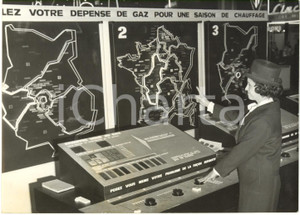 1962 PARIS Salon des arts ménagers - Présentation du nuoveau "Robotherme" *Photo