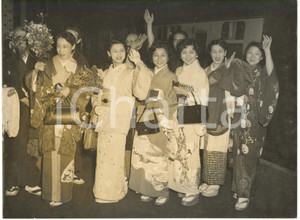 1954 LONDON Victoria Station - Dancers of JAPANESE BALLET in national costumes