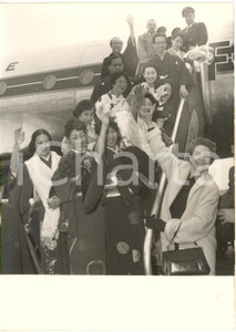 1954 PARIS ORLY - Dancers of JAPANESE BALLET in traditional kimonos *Photo