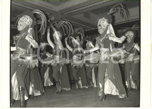 1962 LIDO DE PARIS - BLUEBELL GIRLS pendant les répétitions de "Suivez-Moi" 