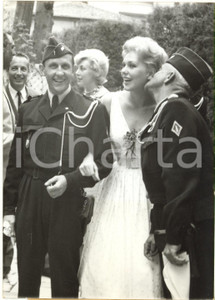 1959 CANNES Festival del Cinema - Kim NOVAK con due membri del servizio d'ordine