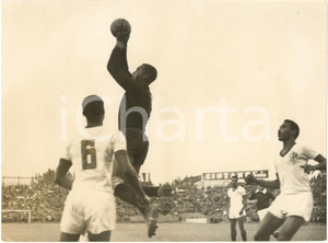 1953 TORINO CALCIO - TORINO FC vs AMERICA FC - Parata del portiere brasiliano