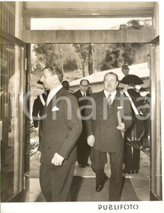 1953 PORTOFINO Cristiano RIDOMI *Inaugurazione nuovo trasmettitore RAI GE 1  Fotografia d'epoca con didascalia coeva al verso.   CONDIZIONI: POOR (varie ondulature ai margini; lievi macchie e tracce di inchiostro; margini rifilati da mano ignorante) FORMATO: 18x24 cm      originale e autentica 1