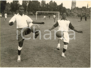 1956 LONDON - Ugandan footballers Alifunsi TEMALIGWE Aloysius KALIBBALA training