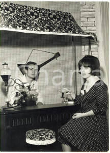 1965 ca MONZA Sandro MAZZOLA e la moglie Gabriella GALANTE nella loro abitazione