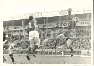 1960 GENOVA CALCIO - GENOA vs FIORENTINA Lorenzo BUFFON anticipa Miguel MONTUORI