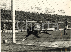 1960 ca ITALIA CALCIO - JUVENTUS vs SAMPDORIA - John CHARLES colpisce il palo
