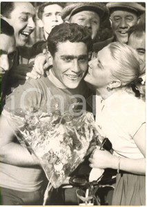 1954 CICLISMO Grand Prix Daumesnil - Suzanne EGLOFF premia Francis ANASTASI 