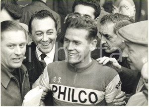 1962 CICLISMO MILANO-SANREMO - Emile DAEMS festeggia la vittoria *Foto 18x13 cm