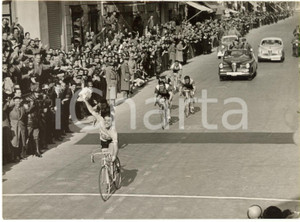 1953 CICLISMO MILANO-SANREMO - Loretto PETRUCCI vince la gara in volata *Foto