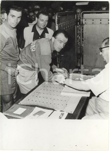 1954 ZURIGO Tour de Suisse - Giancarlo ASTRUA alla punzonatura *Foto 13x18 cm