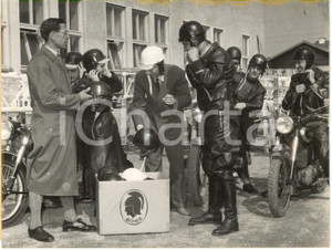 1954 MUNICH (GERMANY) - Motorcycle drivers try RÖMER helmets *Photo 20x15 cm