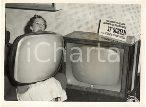 1953 LONDON National Radio Show - PYE presents the largest TV set (2) *Photo