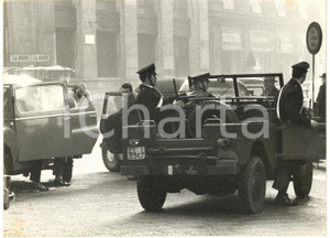 1958 MILANO Banda di VIA OSOPPO - Pattuglie di CARABINIERI dopo la rapina *Foto
