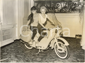 1958 LONDON Park Lane - Two girls try the new motorcycle AERIAL LEADER *Photo