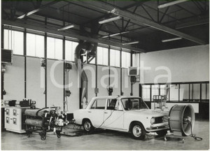 1966 TORINO FIAT - Impianto per misurazione gas di scarico con FIAT 124 *Foto  Fotografia d'epoca con didascalia coeva al verso.    CONDIZIONI: G (lievi difetti di stampa) FORMATO: 18x13 cm     originale e autentica 1