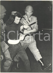 1962 TORINO Fatti di Piazza Statuto - POLIZIA arresta un manifestante *Foto
