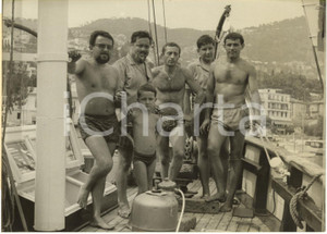 Fotografia d epoca originale 1962 VILLEFRANCHE  Alain BOMBARD e il suo equipaggio in partenza per la Sicilia 1