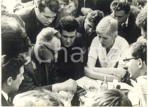 1964 BERLINO EST Festival della gioventù - Heinz KESSLER parla con dei giovani